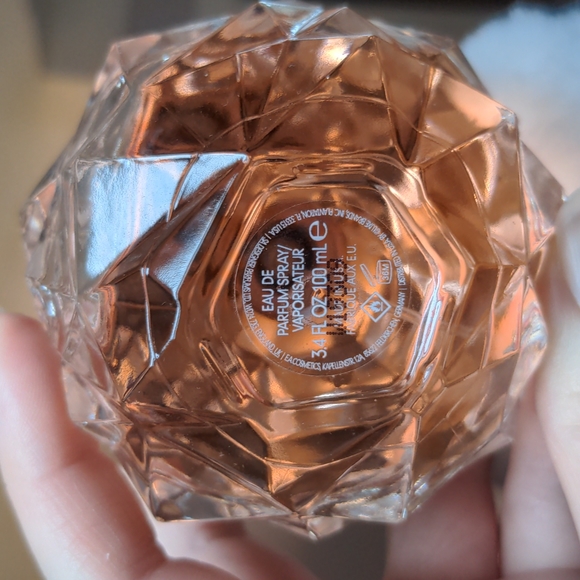 Ariana Grande 'Ari' - Picture 2 of 2